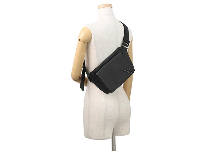 Borsa a tracolla Louis Vuitton in pelle granulata Takeoff Sling Nero - vista 5