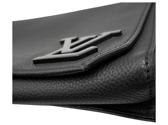 Borsa a tracolla Louis Vuitton in pelle granulata Takeoff Sling Nero - vista 8