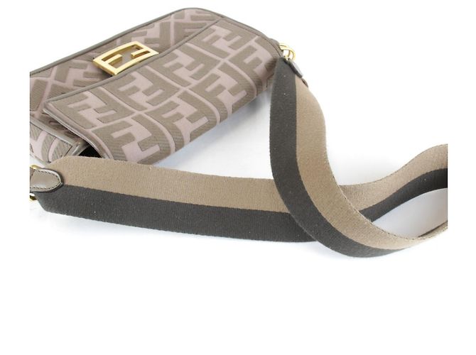 Borsa a tracolla Fendi in tela rosa - vista 10