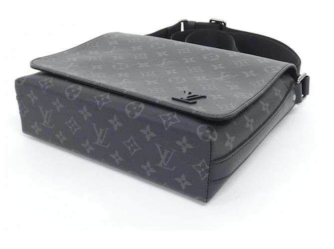 Borsa a tracolla Louis Vuitton Monogram Eclipse District PM Nero - vista 3