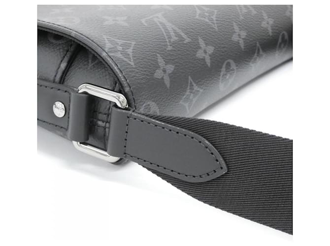 Borsa a tracolla Louis Vuitton Monogram Eclipse District PM Nero - vista 4