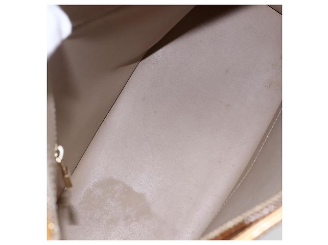 Louis Vuitton Houston Monogram Vernis Beige - vista 5