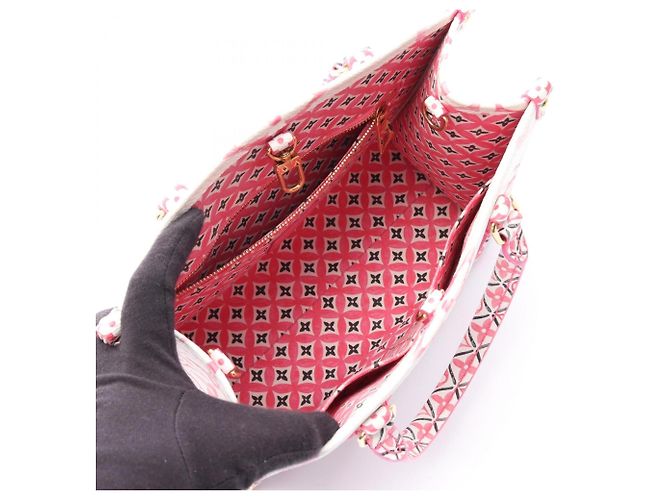 Borsa Louis Vuitton OnTheGo PM Bianco - vista 3