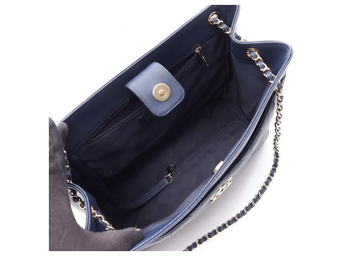 Borsa a tracolla Chanel Matelassé in pelle Caviar Blu navy - vista 3