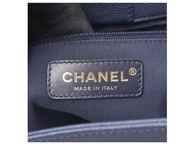 Borsa a tracolla Chanel Matelassé in pelle Caviar Blu navy - vista 4