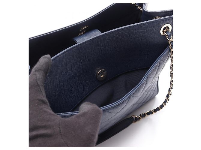 Borsa a tracolla Chanel Matelassé in pelle Caviar Blu navy - vista 8