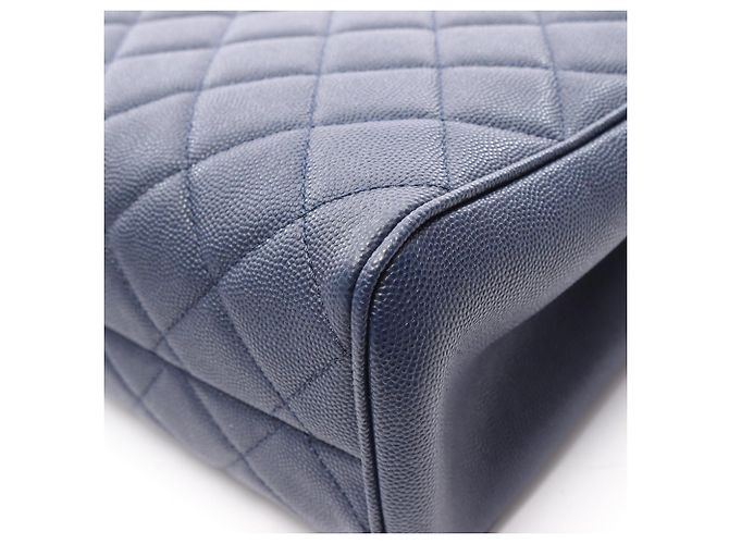 Borsa a tracolla Chanel Matelassé in pelle Caviar Blu navy - vista 9