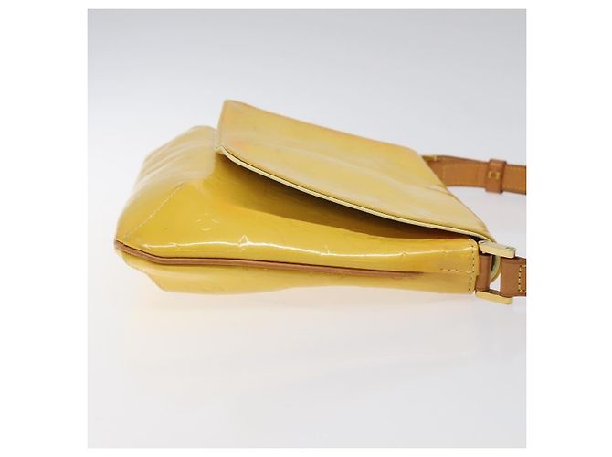 Louis Vuitton Thompson Street Monogram Vernis Medium Giallo - vista 3