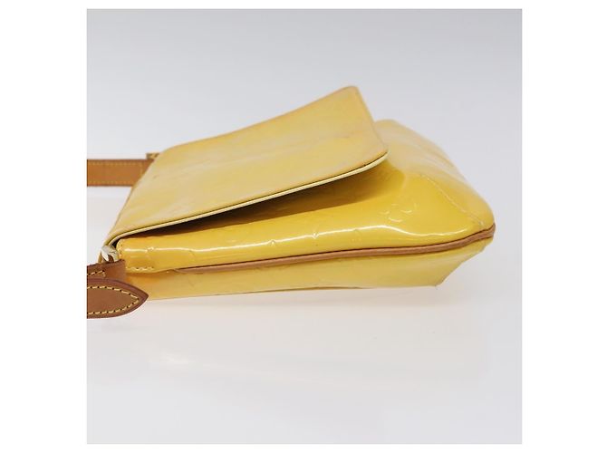 Louis Vuitton Thompson Street Monogram Vernis Medium Giallo - vista 4