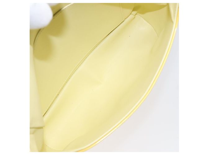 Louis Vuitton Thompson Street Monogram Vernis Medium Giallo - vista 5
