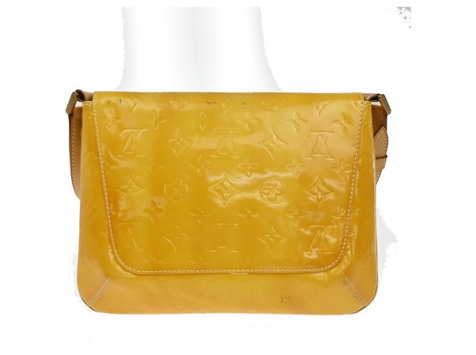 Louis Vuitton Thompson Street Monogram Vernis Medium Giallo - vista 2