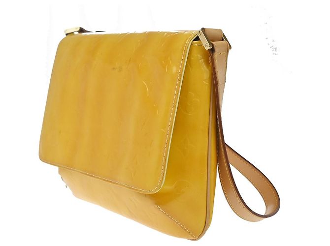 Louis Vuitton Thompson Street Monogram Vernis Medium Giallo - vista 3