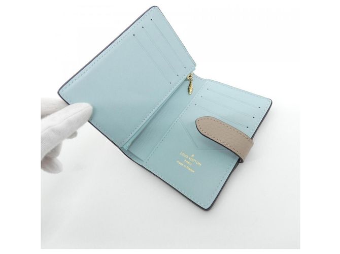 Cartera Compacta Louis Vuitton Taurillon LV Vertical - vista 5