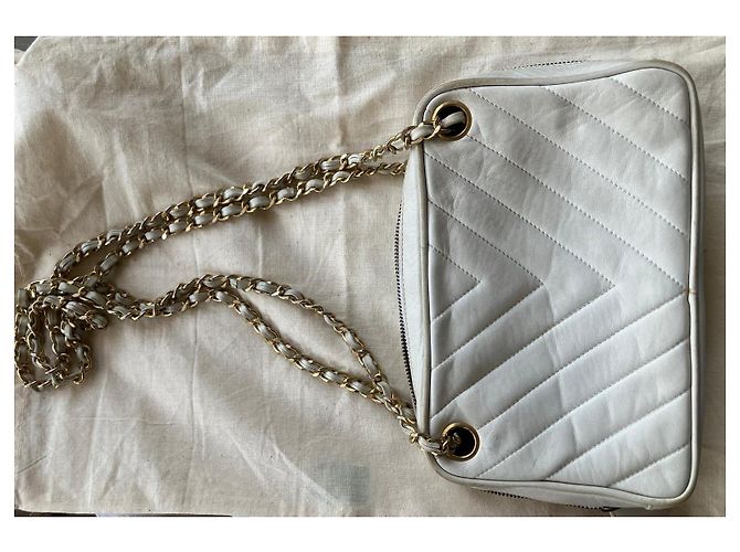 Chanel Umhängetasche aus weißem Leder V-Steppung - Ansicht 2