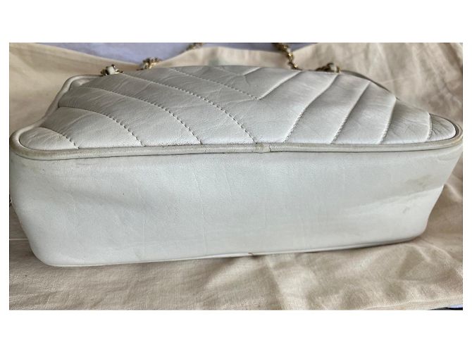 Chanel Umhängetasche aus weißem Leder V-Steppung - Ansicht 5