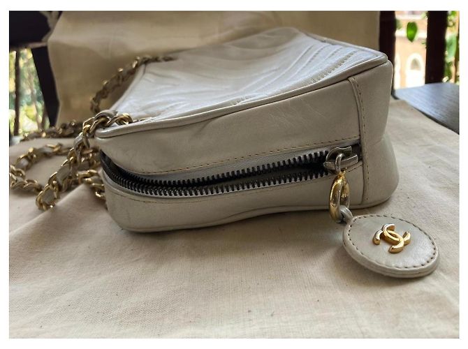 Chanel Umhängetasche aus weißem Leder V-Steppung - Ansicht 6