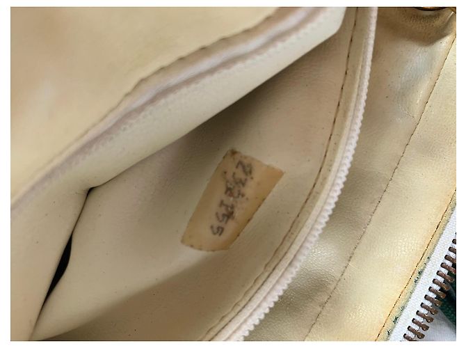 Chanel Umhängetasche aus weißem Leder V-Steppung - Ansicht 7