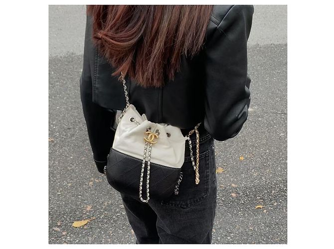 Borsa a secchiello Chanel Gabrielle in pelle trapuntata Nero Bianco - vista 2
