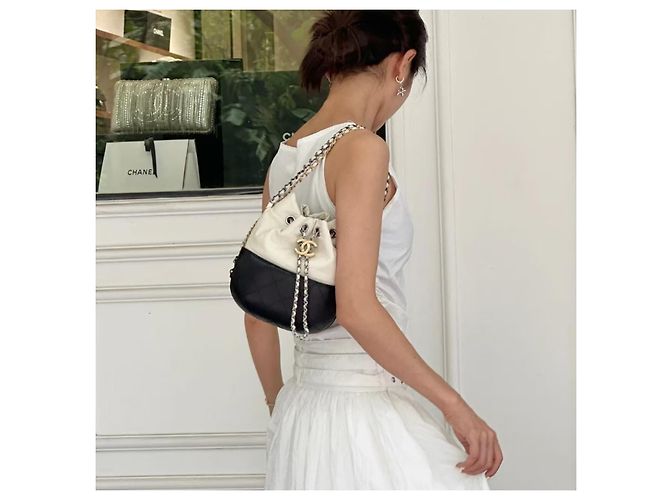 Borsa a secchiello Chanel Gabrielle in pelle trapuntata Nero Bianco - vista 3