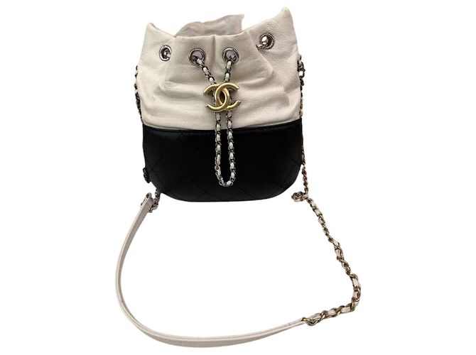 Borsa a secchiello Chanel Gabrielle in pelle trapuntata Nero Bianco - vista 4