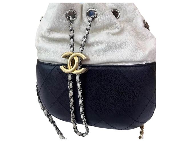 Borsa a secchiello Chanel Gabrielle in pelle trapuntata Nero Bianco - vista 5