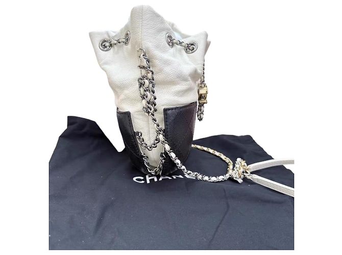 Borsa a secchiello Chanel Gabrielle in pelle trapuntata Nero Bianco - vista 6