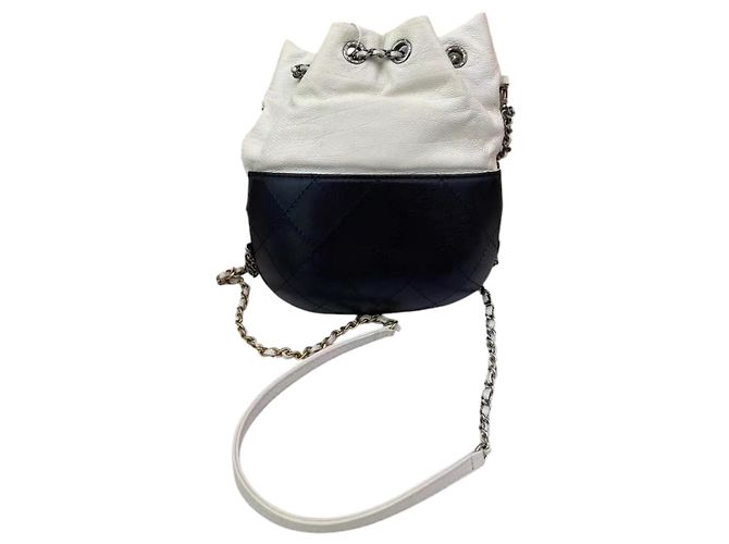 Borsa a secchiello Chanel Gabrielle in pelle trapuntata Nero Bianco - vista 7