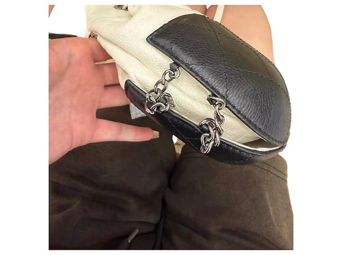 Borsa a secchiello Chanel Gabrielle in pelle trapuntata Nero Bianco - vista 9