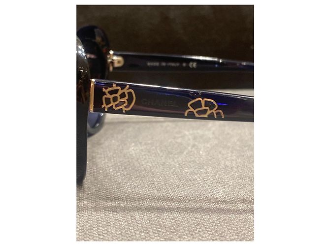 Occhiali da sole Chanel Blu con Camellie Dorate - vista 2