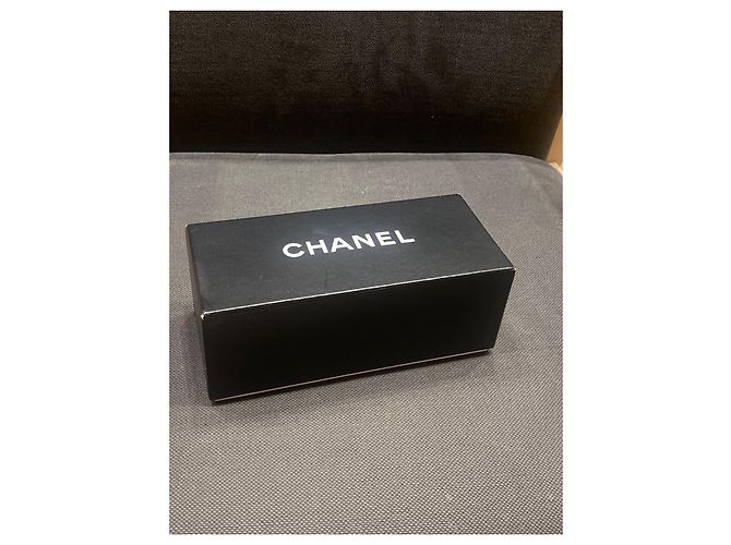 Occhiali da sole Chanel Blu con Camellie Dorate - vista 3