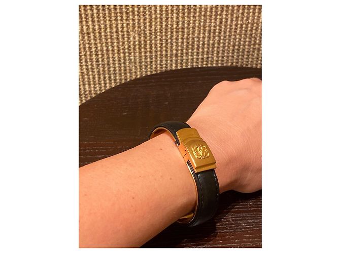 Loewe Bracciale a Cerchio Anagramma in Pelle Nera e Metallo Dorato Nero D'oro - vista 3