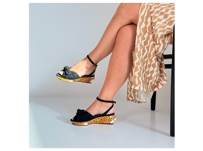 Charlotte Olympia Sandali zeppa scamosciati neri e leopardati Nero Giallo Stampa leopardo - vista 2
