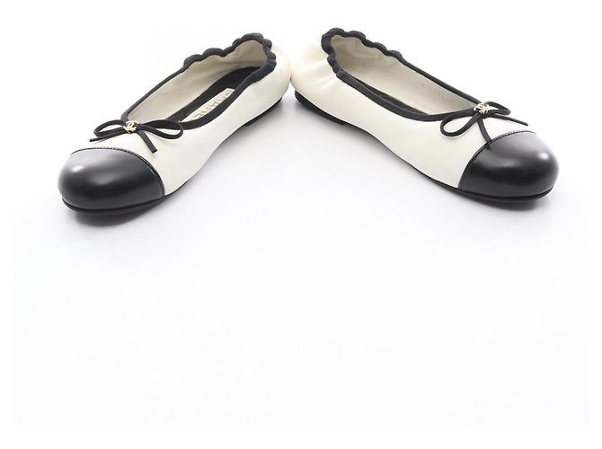 Timeless CHANEL Coco Mark Leder Pumps Schwarz Weiß - Ansicht 3