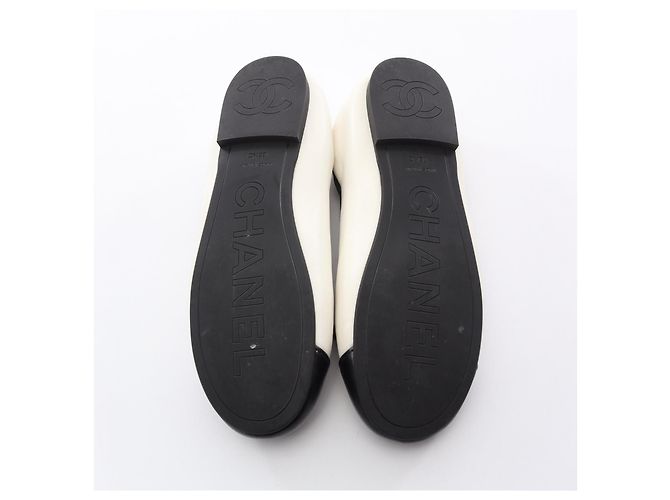 Timeless CHANEL Coco Mark Leder Pumps Schwarz Weiß - Ansicht 4