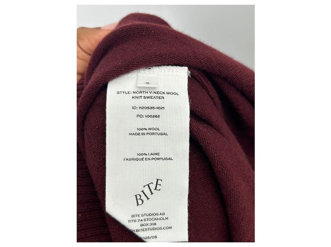 Autre Marque BITE Wollpullover in Bordeaux mit V-Ausschnitt - Ansicht 6