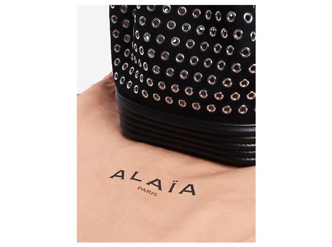 Alaïa Borsa in pelle di agnello scamosciata nera con occhielli Nero - vista 7