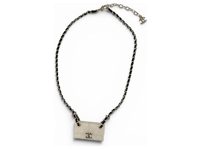 Chanel B23C Matelassé Bag Motif Necklace Crudo - vista 2