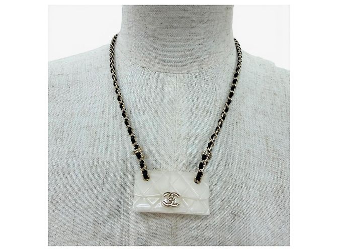 Chanel B23C Matelassé Bag Motif Necklace Crudo - vista 3