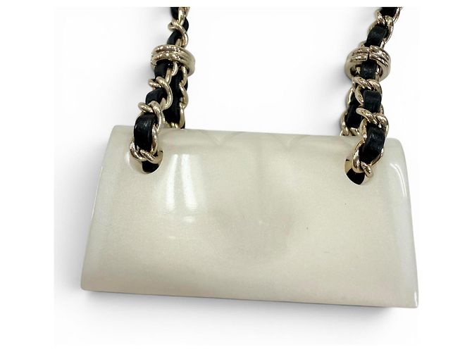 Chanel B23C Matelassé Bag Motif Necklace Crudo - vista 5