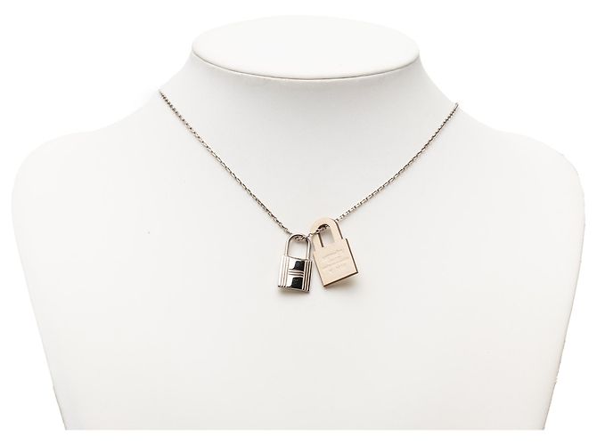 Collana con pendente O Kelly in argento placcato palladio e pelle Swift Hermès - vista 4