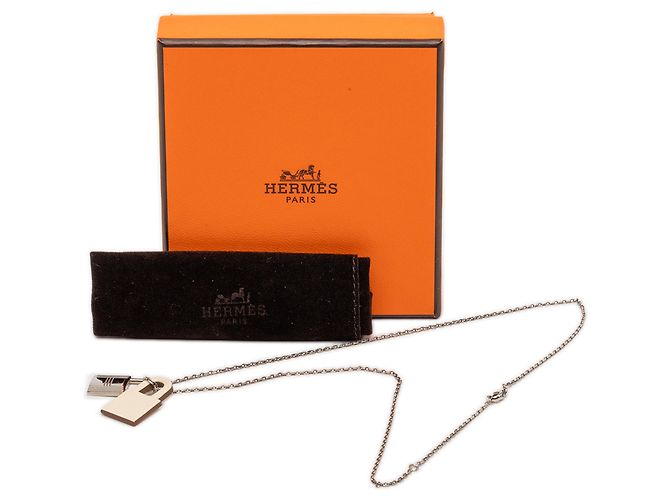 Collana con pendente O Kelly in argento placcato palladio e pelle Swift Hermès - vista 5