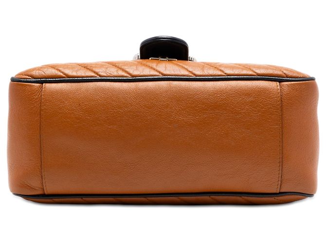 Borsa Gucci Brown Small GG Marmont Matelasse Leather Torchon Top Handle Bag Marrone Caramello - vista 3