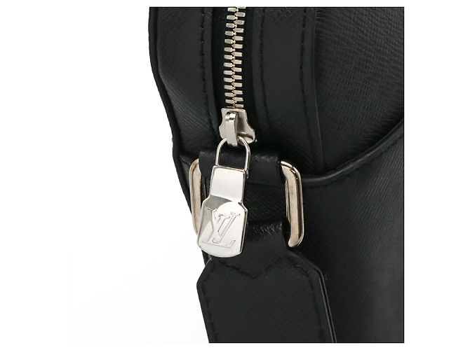 Borsa a tracolla Louis Vuitton Taiga Anton Pochette Grigio - vista 6