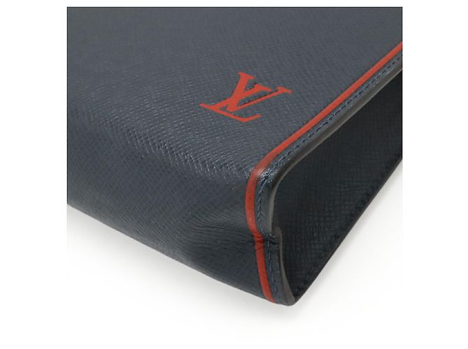 Clutch Louis Vuitton Taiga Pochette Voyage MM Blu navy - vista 4