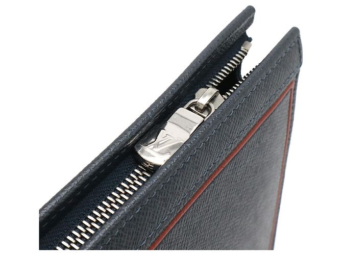 Clutch Louis Vuitton Taiga Pochette Voyage MM Blu navy - vista 6