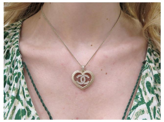 NUOVO COLLANA CON PENDENTE CUORE CHANEL ABC964 LOGO CC STRASS ORO D'oro - vista 9