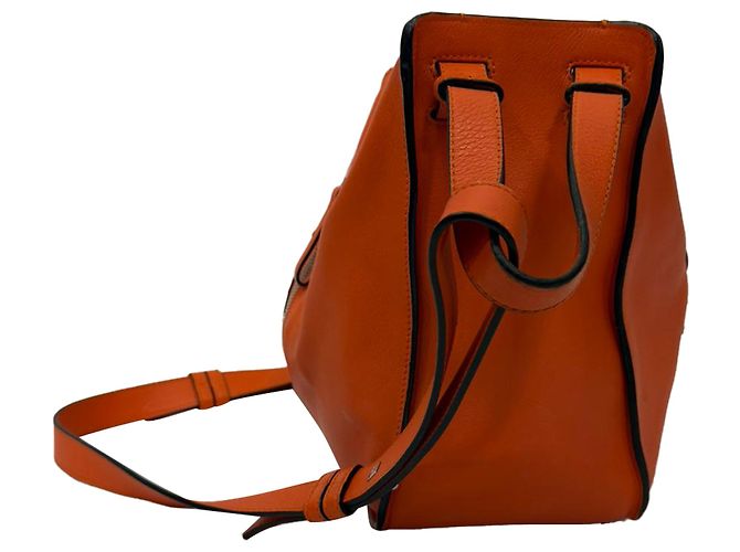 Piccola borsa a tracolla Hammock Loewe in pelle di vitello arancione - vista 2