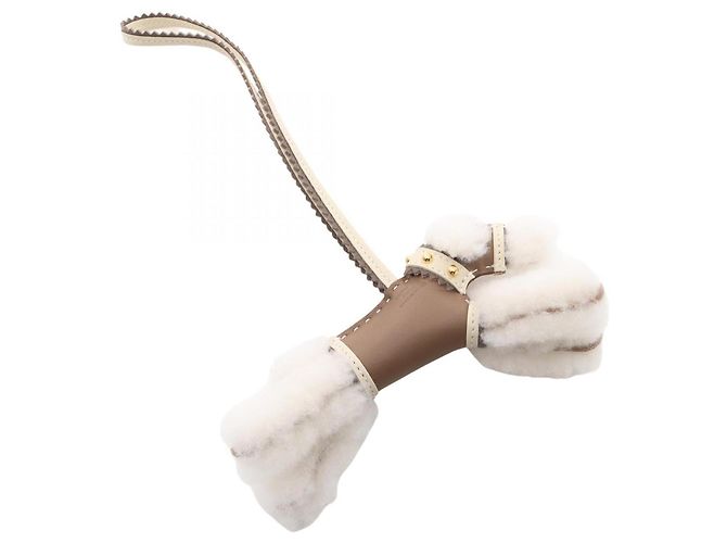 Charm Hermès Buddy in pelle d'agnello taupe bianco e marrone - vista 2