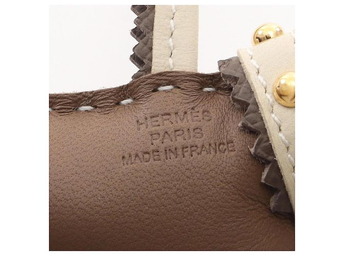 Charm Hermès Buddy in pelle d'agnello taupe bianco e marrone - vista 3
