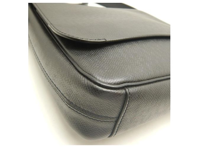 Borsa a Spalla Louis Vuitton Taiga Roman PM Nero - vista 13